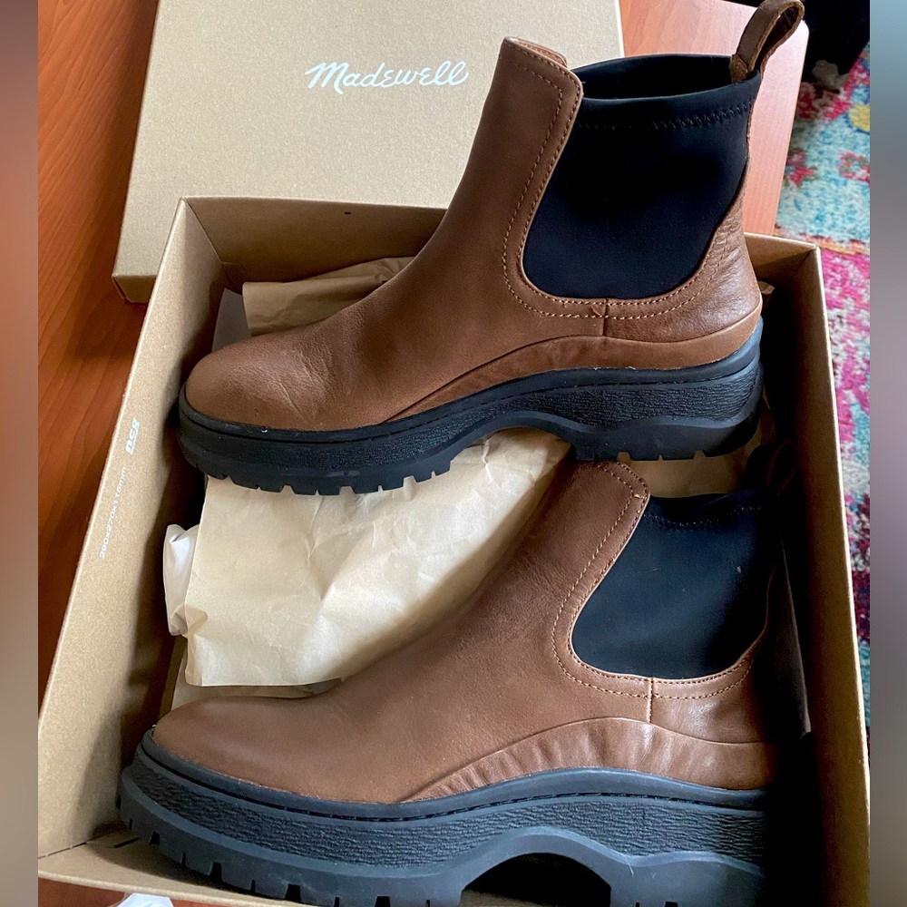 Madewell Chelsea lugsole boots. Women’s size 8.